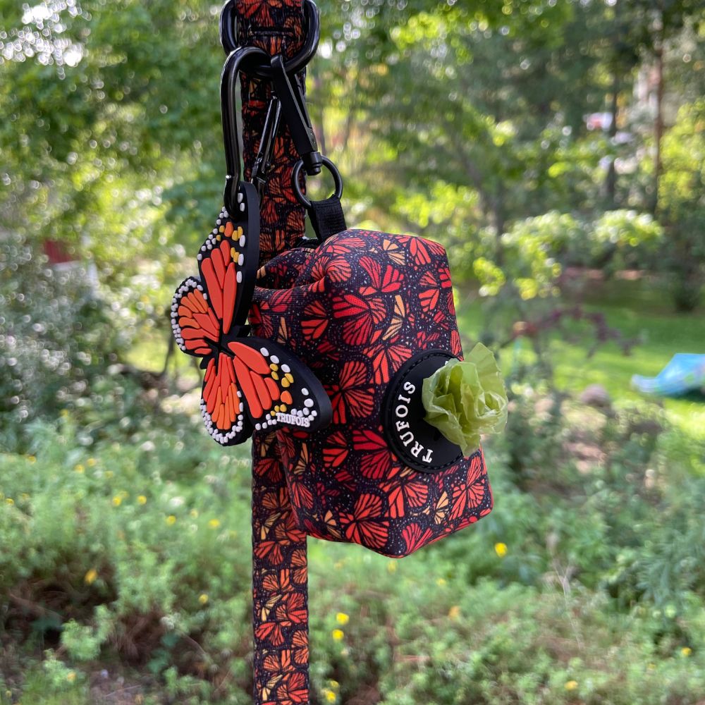 Poop Bag Holder Dispenser with Monarch Butterflies Design. Koiran kakkapussikotelo. Perhonen.